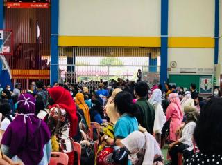 Satpol PP Terpaksa Bubarkan Vaksinasi Massal Guru di Batam