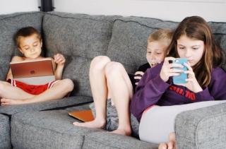 Orangtua Harus Tahu, Berikut Tanda-tanda Anak Kecanduan Gadget