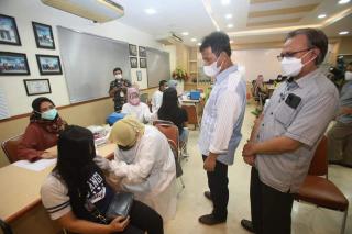 Vaksinasi Massal di Batam Mulai Tertib, Rudi: Jangan Khawatir Vaksin Habis