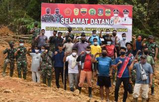 Warga Marok Tua di Lingga Kompak Bareng TNI Bangun Parit Jalan Baru