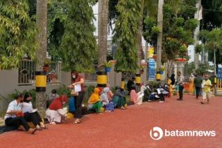 Luar Biasa, Warga Rela Antri untuk Vaksinasi Corona di Polres Karimun