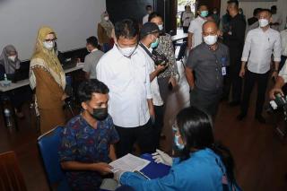 Tinjau Vaksinasi, Wako Rudi Beri Suntikan Semangat ke Warga dan Petugas Nakes