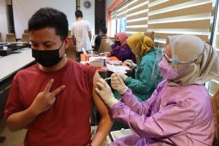Ribuan Karyawan PLN Batam Rampungkan Vaksinasi Covid-19 Tahap 2