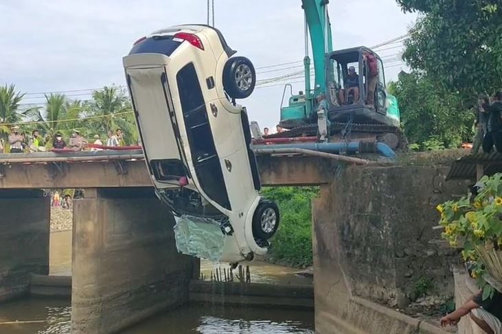 Mobil Jatuh ke Sungai, Ayah dan Tiga Anaknya Tewas