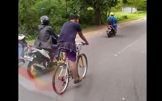 Aksi Pesepeda Nekat di Tengah Jalanan Batam Dikecam Netizen