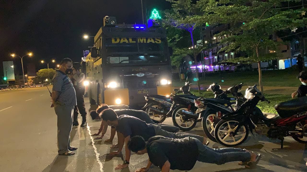 Remaja Nongkrong Kena Push-up Tim Patroli di Batam