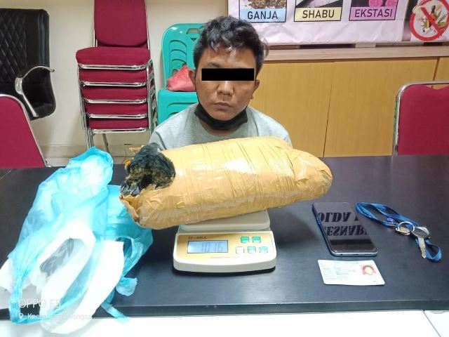 Pria Pembawa Ganja Diciduk Polisi di Pinggir Jalan Batuampar