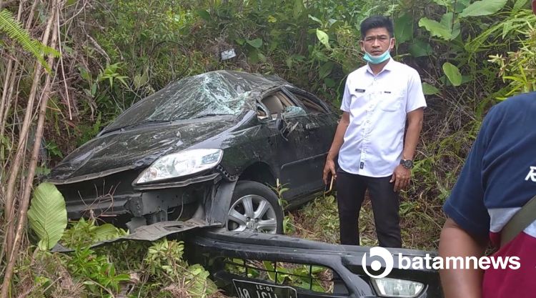 Hindari Anjing, Sedan Dikemudikan PNS Natuna Terbang Masuk Jurang