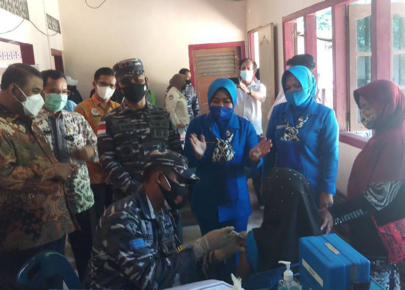 Lanal TBK Vaksinasi Ratusan Warga Minang di Karimun