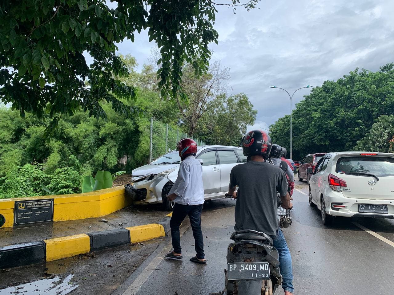 WNA Ngebut Bawa Mobil, Overlap Tabrak Pengendara di Batam