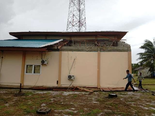 Gedung RRI Ranai Natuna Rusak Diterjang Angin Kencang