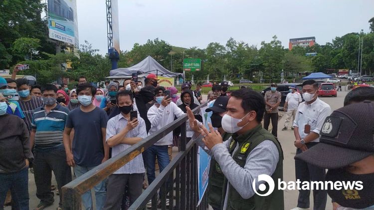 Pedagang Pasar dan Foodcourt Tiban Center Protes Penyekatan Jalan