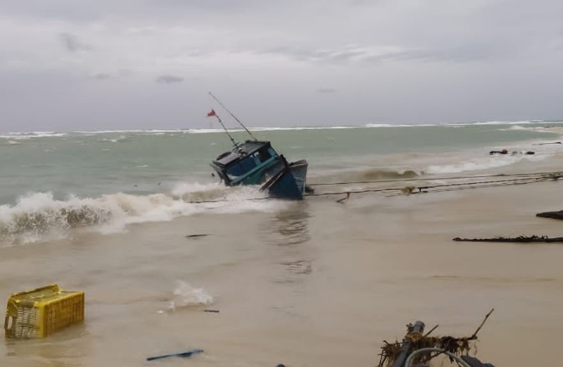 Pompong dan Keramba Ikan Nelayan Pulau Midai Natuna Hancur Dihantam Ombak