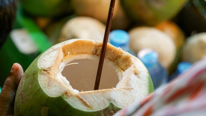 Bahaya dan Manfaat Air Kelapa yang Konon Bisa Tangkal Covid-19