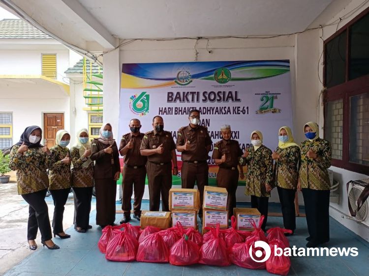 Peringati HUT Bakti Adhyaksa, Kejari Meranti Bagikan Ratusan Paket Sembako