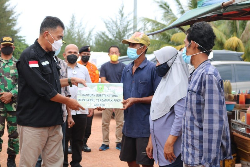 Pedagang Kaki Lima di Natuna Dapat Bantuan Uang Tunai Rp 600 Ribu