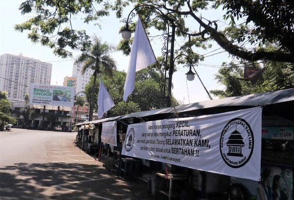 Tolak PPKM Darurat Diperpanjang, PKL di Bandung Pasang Bendera Putih