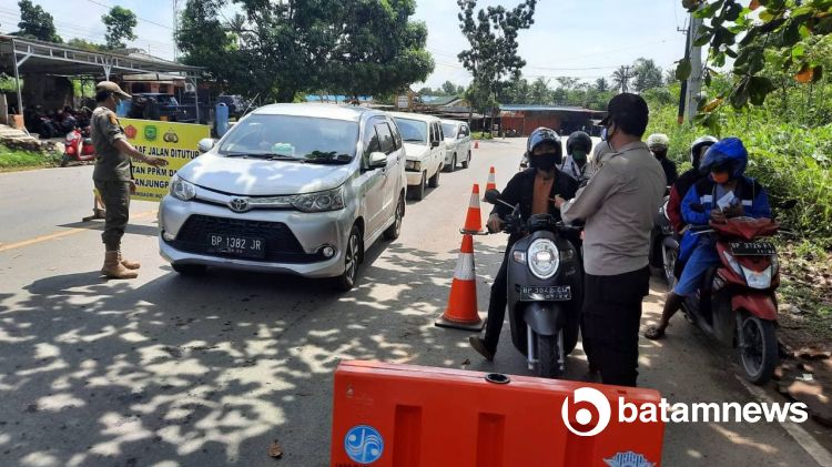 Petugas PPKM Perketat Penyekatan Jalur Tanjungpinang-Bintan saat Idul Adha