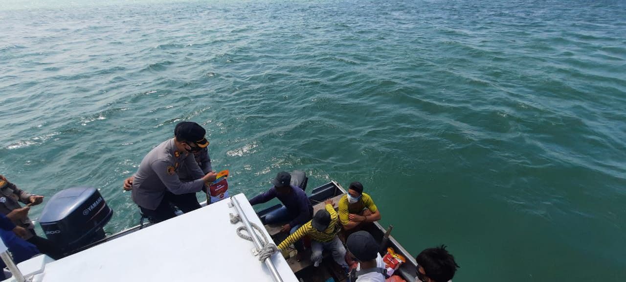Kapolres Bintan Bagi Sembako Kepada Nelayan saat Melaut