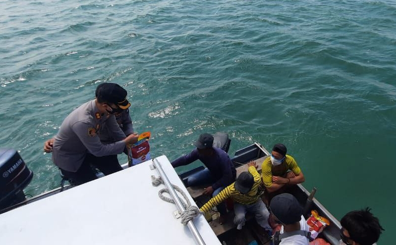 Kapolres Bintan Keliling Perairan Tanjung Talok Bagikan Sembako ke Nelayan