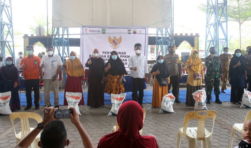 Pemko Batam Salurkan 7,7 Ton Beras Bantuan PPKM di Sagulung