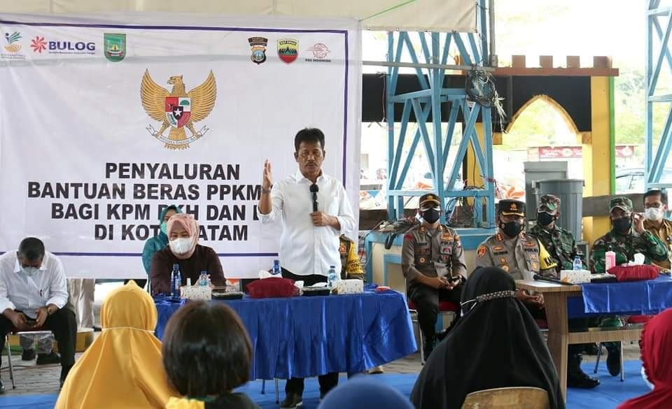 Pemko Batam Salurkan 7,7 Ton Beras PPKM di Sagulung