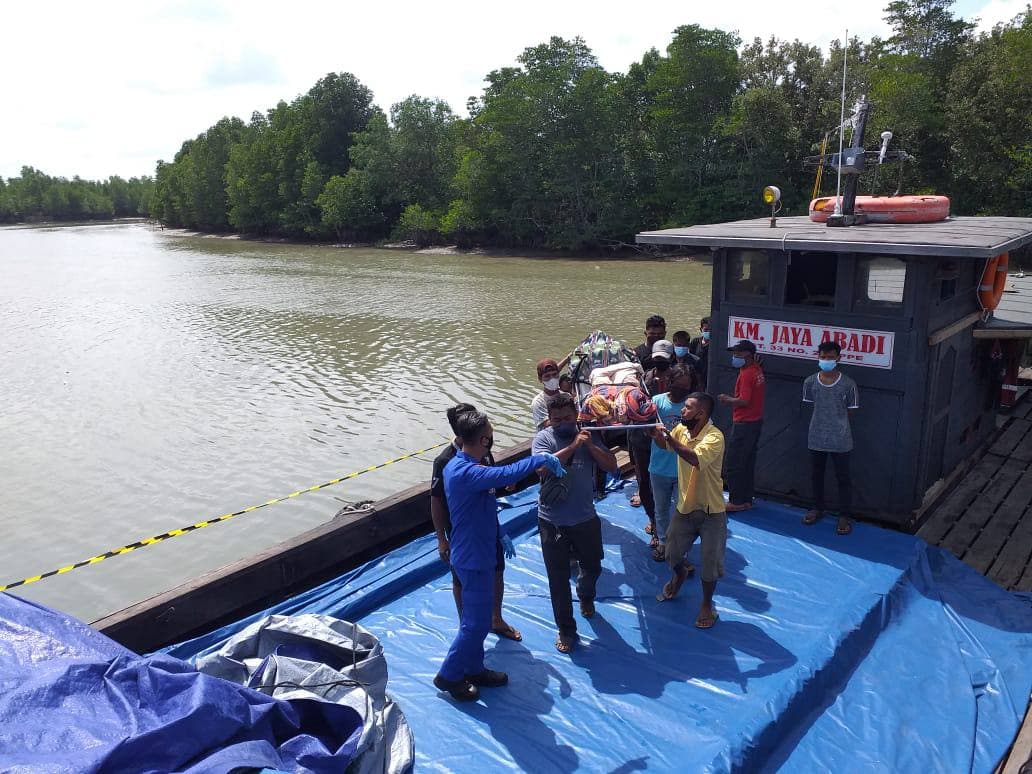 Polisi Evakuasi Jenazah Kapten KM Jaya Abadi di Pelabuhan Sei Jang