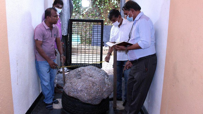 Tukang Gali Sumur Temukan Batu Safir Seharga Rp 1,4 Triliun