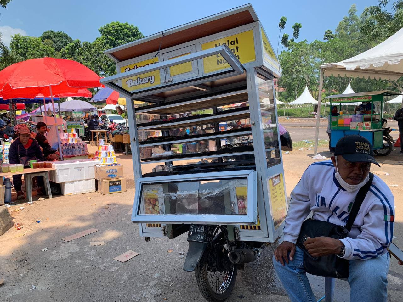 Berkah Antrean Vaksinasi, Dagangan Penjual Roti di GOR Temenggung Laris
