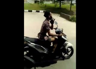 Kocak Tapi Bahaya, Pemotor di Batam Menari Sambil Berkendara