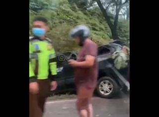 Mobil Xenia Ringsek Terguling di Tiban Kampung