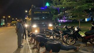Remaja Nongkrong Kena Push-up Tim Patroli di Batam