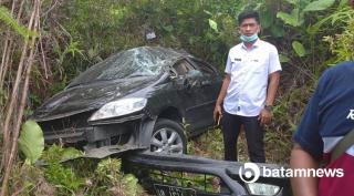 Hindari Anjing, Sedan Dikemudikan PNS Natuna Terbang Masuk Jurang