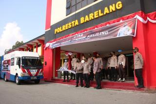 Jemput Bola Vaksinasi Corona Ala Polisi Batam