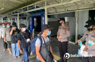 Warga dari Luar Negeri Masuk Pelabuhan Batam Dapat Masker Gratis