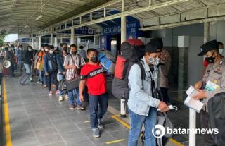 WNA dan WNI dari Luar Negeri Tiba di Batam Wajib PCR-Karantina