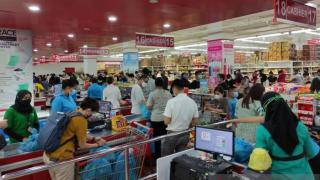 Warga Batam Borong Buah-buahan di Supermarket Jelang PPKM Darurat