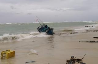 Pompong dan Keramba Ikan Nelayan Pulau Midai Natuna Hancur Dihantam Ombak