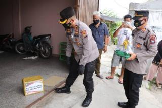 Warga Isolasi Mandiri di Karimun Dapat Bantuan Sembako dari Polisi