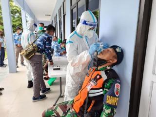 Personel Lanud Raden Sadjad Natuna di Swab Massal