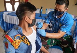 Serbuan Vaksinasi Lanud RSA Suntik 59 Guru-Pelajar SMKN 1 Natuna