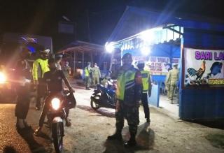 Petugas Bakal Cabut Izin Usaha Kuliner Nekat Langgar PPKM di Natuna