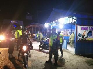 Petugas PPKM Tutup Paksa Kedai Kuliner Malam di Ranai Natuna