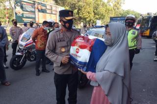 Polda Kepri Salurkan 1 Ton Beras untuk Warga Terdampak PPKM Darurat
