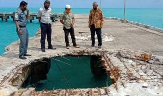 Lantai Dermaga Pulau Midai Natuna Jebol Dihantam Ombak