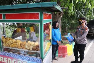 Terdampak PPKM, Pedagang Kaki Lima di Karimun Dapat Bantuan Sembako