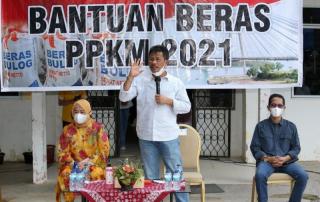 Rudi-Amsakar Salurkan Bantuan Beras PPKM di Batuampar