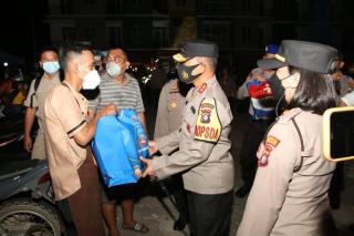 Polisi di Batam Salurkan Sembako ke Warga hingga Larut Malam