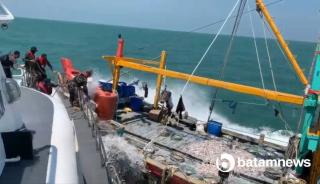 Nekat! Kapal Pukat Harimau Asing Tabrak Kapal Petugas KKP-RI