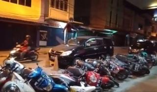 Pria Mabuk di Karimun Rebahkan Motor Parkir dan Panjat Mobil